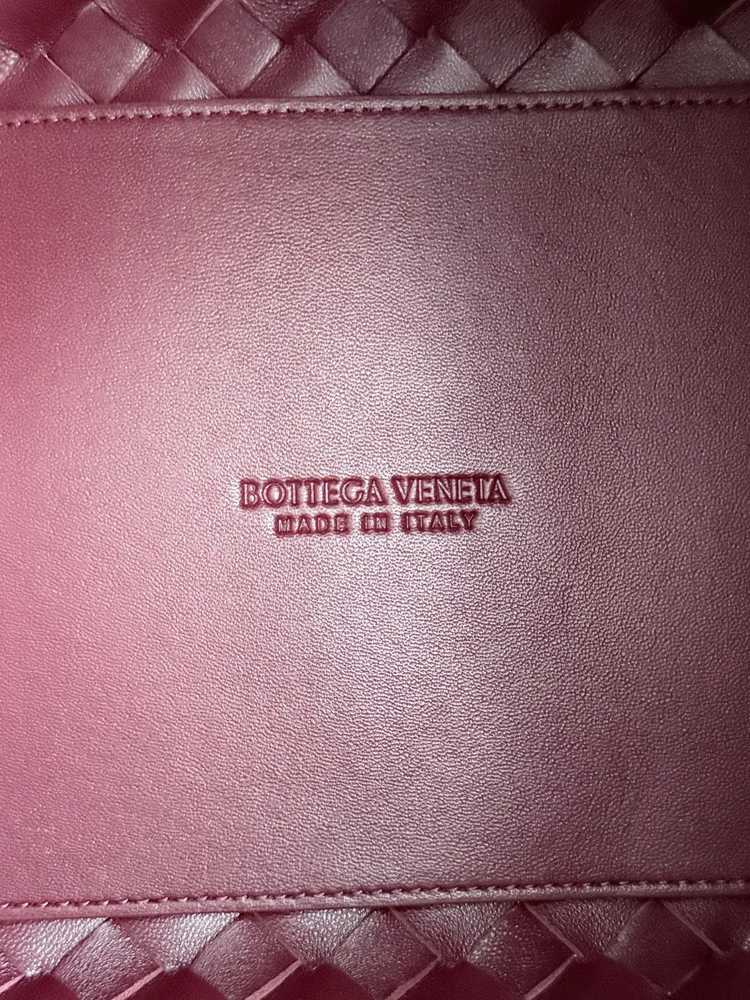 Batch 2060 BOTTEGA VENETA 2025 Autumn New Product Medium Parachuta The long-awaited new medium parachuta is here, with a unique appearance and iconic metal knots, and a whole piece of leather folds the four corners into a parachute shape! The exquisite Knot metal buckle is like putting jewelry on a bag. It is high-end and elegant. Its super capacity can hold all your things! The overall effect of this bag is very different from before. It is neither too delicate to provide a large capacity nor too bulky because of its practicality. It simply provides a perfectly suitable bag for casual and simple people👜 Style number: 835921 Size: 29.5*18.5*17.5cm